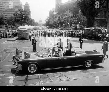 Ankunft Zeremonien für Muhammad Ayub Khan, Präsident Pakistans, 12:00pm Uhr. Autokolonne für Präsident Muhammad Ayub Khan von Pakistan. Im offenen Auto (Lincoln-Mercury Continental Cabrio mit Bubble-Top): Secret Service Agent William Greer (Fahren); Military Aide to the President General Chester V. Clifton (Vordersitz, Mitte); Secret Service Agent Gerald u201cJerryu201d Behn (Vordersitz, rechts; meist versteckt); Präsident Mohammad Ayub Khan (stehend); Präsident John F. Kennedy. Geheimagent Ron Pontius folgt hinter dem Auto. Pennsylvania Avenue und 14th Street, Washington, D.C. Stockfoto