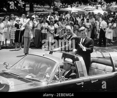 Ankunft Zeremonien für Muhammad Ayub Khan, Präsident Pakistans, 12:00pm Uhr. Autokolonne für Präsident Mohammad Ayub Khan von Pakistan. Im offenen Auto (Lincoln-Mercury Continental Cabrio mit Bubble-Top): Secret Service Agent William Greer (Fahren); Military Aide to the President General Chester V. Clifton (Vordersitz, Mitte); Secret Service Agent Gerald u201cJerryu201d Behn (Vordersitz, rechts; teilweise versteckt); Präsident Mohammad Ayub Khan (stehend); Präsident John F. Kennedy (stehend). Zuschauern zuschauen. 14th Street, Washington, D.C. Stockfoto