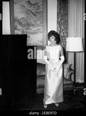 Abendessen zu Ehren von Präsident Kennedy in der Botschaft von Japan. First Lady Jacqueline Kennedy bei einem Abendessen zu Ehren von Präsident John F. Kennedy in der japanischen Botschaft, Washington, D.C. Stockfoto