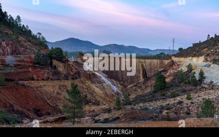 Ein Blick auf das Rio Tinto Bergbaugebiet mit verlassenen Minen und Gebäude Stockfoto