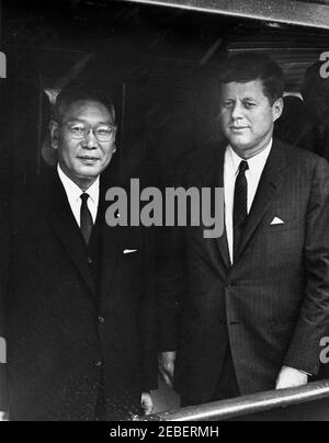 Treffen an Bord der u0022Honey Fitzu0022 mit Hayato Ikeda, Premierminister von Japan, 3:13pm Uhr. Präsident John F. Kennedy (rechts) und Premierminister von Japan Hayato Ikeda (links) an Bord der President Kennedyu2019s Yacht u201cHoney Fitz.u201d Hains Point, Potomac River, Washington, D. C. Stockfoto