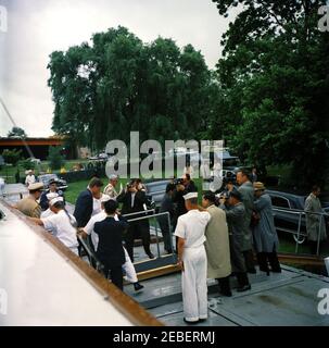 Treffen an Bord der u0022Honey Fitzu0022 mit Hayato Ikeda, Premierminister von Japan, 3:13pm Uhr. Präsident John F. Kennedy kehrt von einer Kreuzfahrt auf der Yacht u201cHoney Fitzu201d mit Premierminister von Japan Hayato Ikeda zurück. Naval Aide to the President Commander Tazewell T. Shepard ist hinter dem Präsidenten zu Fuß. National Park Service (NPS) Fotografin Abbie Rowe steht hinten rechts vom Präsidenten. Hains Point, Potomac River, Washington, D.C. Stockfoto