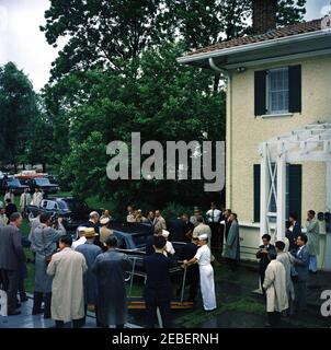 Treffen an Bord der u0022Honey Fitzu0022 mit Hayato Ikeda, Premierminister von Japan, 3:13pm Uhr. Präsident John F. Kennedy (links von dem Mann mit Krücken stehend) und Premierminister von Japan Hayato Ikeda Rückkehr von einer Kreuzfahrt auf der Yacht u201cHoney Fitz.u201d ebenfalls im Foto enthalten sind Staatssekretär Dean Rusk, Naval Aide an den Präsidenten Commander Tazewell T. Shepard, Protokolloffizier für das Außenministerium Clement E. u0022Clemu0022 Conger, United Press International (UPI) Fotograf James K. W. Atherton, und verschiedene andere Fotografen und Nachrichtenreporter. Hains P Stockfoto