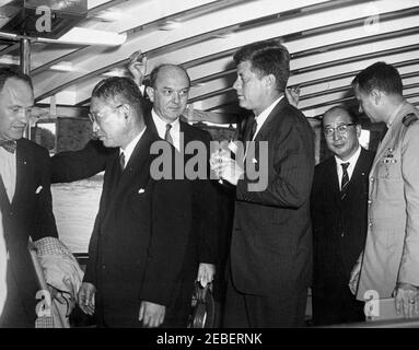 Treffen an Bord der u0022Honey Fitzu0022 mit Hayato Ikeda, Premierminister von Japan, 3:13pm Uhr. Kreuzfahrt an Bord der u201cHoney Fitz.u201d (L-R) Dolmetscher James J. Wickel, Premierminister von Japan Hayato Ikeda, Staatssekretär Dean Rusk, Präsident John F. Kennedy (mit einer Zigarre), japanischen Außenminister Zentaro Kosaka und Naval Aide an den Präsidenten Commander Tazewell T. Shepard. Potomac River, Washington, D. C. Stockfoto