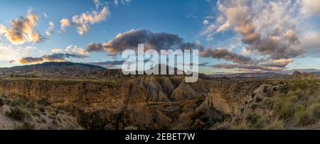 Wunderschöne Panorama-Sonnenaufgangslandschaft in der Wüste und den Bergen von Tabernas In Südspanien Stockfoto