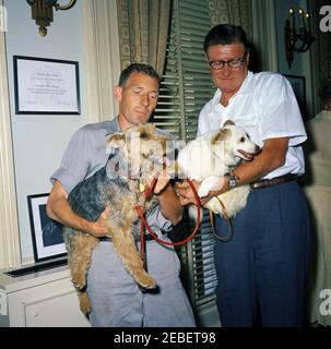 Puschinka, ein Hund, der von Nikita Chruschtschow, dem Premierminister der Sowjetunion (UdSSR), an Präsident Kennedy geschenkt wurde. Ankunft des Hundes Puschinka, ein Geschenk des sowjetischen Premier Nikita Chruschtschow an Präsident John F. Kennedy und Familie. (L-R) Hassel Adams; Charlie (ein Welsh Terrier); Pushinka; und Robert M. Redmond, Chief Gardener des Weißen Hauses. White House Pressesprecher Pierre Salingeru2019s Büro, White House, Washington, D.C. Stockfoto