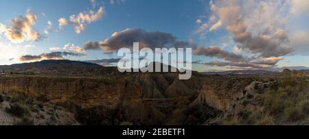 Wunderschöne Panorama-Sonnenaufgangslandschaft in der Wüste und den Bergen von Tabernas In Südspanien Stockfoto