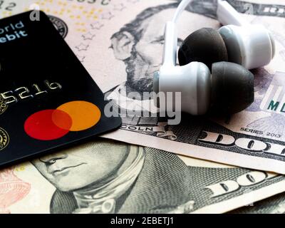 In dieser Fotobillustration Mastercard auf dem Hintergrund von 5 und 10-Dollar-Scheine Stockfoto