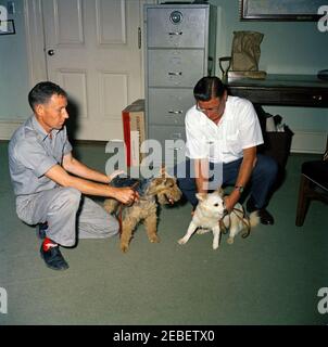 Puschinka, ein Hund, der von Nikita Chruschtschow, dem Premierminister der Sowjetunion (UdSSR), an Präsident Kennedy geschenkt wurde. Ankunft des Hundes Puschinka, ein Geschenk des sowjetischen Premier Nikita Chruschtschow an Präsident John F. Kennedy und Familie. (L-R) Hassel Adams; Charlie (ein Welsh Terrier); Pushinka; und Robert M. Redmond, Chief Gardener des Weißen Hauses. White House Pressesprecher Pierre Salingeru2019s Büro, White House, Washington, D.C. Stockfoto