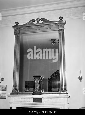 White House Möbel und Möbel, einschließlich Besteck, Stühle, Tische, etc.. Möbel im Weißen Haus. Wandspiegel über dem Marmormantel im Lincoln Schlafzimmer. Die Tafel auf dem Kaminsims lautet: u201cIn dieser Raum Abraham Lincoln unterzeichnete die Emanzipationsproklamation vom Januar 1, 1863 wobei vier Millionen Sklaven ihre Freiheit und Sklaverei in diesen USA für immer verboten wurden.u201d die französische Portikuhr auf dem Kaminsims wurde unter Präsident Andrew Jackson gekauft und auf dem Kaminsims im Büro von Präsident Abraham Lincolnu2019s verwendet. Links vom Kaminsims befinden sich zwei Gemälde, Stockfoto