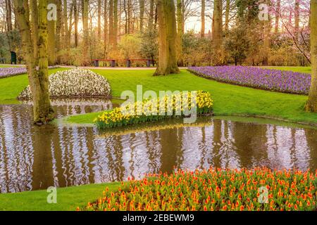 Bunte Blumen und Flusslandschaft in Keukenhof, Niederlande Stockfoto