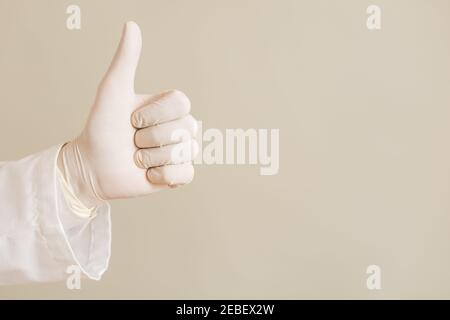 Bild der Nahaufnahme Hand in Schutzhandschuh des Arztes zeigt Daumen nach oben. Stockfoto