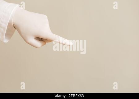 Bild der Nahaufnahme Hand in Schutzhandschuh des Arztes zeigt. Stockfoto