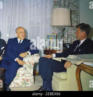 Mittagessen zu Ehren des italienischen Ministerpräsidenten Amintore Fanfani, 1:00pm Uhr. Präsident John F. Kennedy trifft den italienischen Premierminister Amintore Fanfani. West Sitting Hall, White House, Washington, D.C. Stockfoto