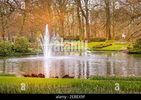 Bunte Blumenlandschaft in Keukenhof, Niederlande mit See und Brunnen Stockfoto