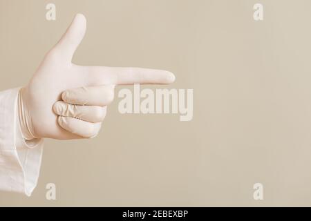 Bild der Nahaufnahme Hand in Schutzhandschuh des Arztes zeigt. Stockfoto