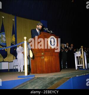 Festrede an der US Naval Academy, Annapolis, Maryland, 11:04am Uhr. Präsident John F. Kennedy hält die Abschlussrede an die Abschlussklasse der United States Naval Academy, Annapolis, Maryland. Der Kongressabgeordnete Richard Lankford (Maryland) befindet sich rechts neben dem Rednerpult. Stockfoto