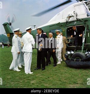 Festrede an der US Naval Academy, Annapolis, Maryland, 11:04am Uhr. Auf dem Weg zur Eröffnungszeremonie an der United States Naval Academy, Annapolis, Maryland. (L-R) Stabschef der US Navy Admiral Arleigh A. Burke; Kommandant des Marine Corps David M. Shoup; Superintendent der US Naval Academy Konteradmiral John F. Davidson begrüßt Präsident John F. Kennedy; Sekretär der Navy John Connally, Jr. (trägt einen Hut); Kongressabgeordneter Richard Lankford (Maryland); Naval Aide to the President Commander Tazewell T. Shepard; ein nicht identifizierter Offizier der Marine steht neben Stockfoto