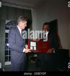 Treffen mit Sylvanus Olympio, Präsident von Togo, 2:53pm Uhr. Präsident von Togo, Sylvanus Olympio (rechts), überreicht Präsident John F. Kennedy einen Satz togolesischer Briefmarken zu Ehren der Astronauten John H. Glenn, Jr. und Alan B. Shepard, Jr. Kabinettsaal, Weisses Haus, Washington, D.C. [siehe auch MO 63,3248, u201cStamps zu Ehren der Astronauten Glenn und Shepardu201d] Stockfoto