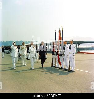 Festrede an der US Naval Academy, Annapolis, Maryland, 11:04am Uhr. Auf dem Weg zur Eröffnungszeremonie an der United States Naval Academy, Annapolis, Maryland. (L-R) Superintendent der US Naval Academy Konteradmiral John F. Davidson, Naval Aide an den Präsidenten Tazewell T. Shepard, ein nicht identifizierter Marineoffizier, und Präsident John F. Kennedy. Ebenfalls auf dem Foto sind Mitglieder der United States Navy and Marine Corps Color Guard. Stockfoto