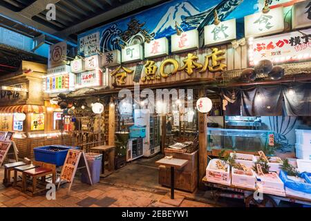 Tokio, Japan - Jan 21 2016: Yakitori Alley. Nachtansicht der Yakitori Alley Unterführung unter der Bahnlinie der Station Yurakucho. Japanische Nudelgerichte Stockfoto