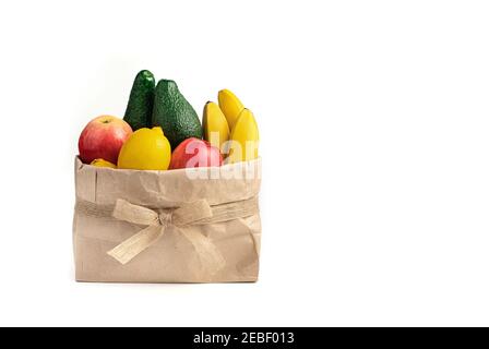 Geschenkset mit frischem Obst auf weißem Hintergrund. Stockfoto