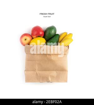 Frische, saftige Früchte werden in eine Papiertüte auf weißem Hintergrund gelegt. Stockfoto