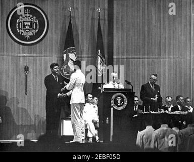 Festrede an der US Naval Academy, Annapolis, Maryland, 11:04am Uhr. Präsident John F. Kennedy überreicht einem unbekannten Kadett bei der Eröffnungszeremonie der United States Naval Academy in Annapolis, Maryland, ein Diplom. Stockfoto
