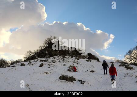 Familienspaß im Schnee bei Robin Hoods Stride in Der Peak District National Park Stockfoto