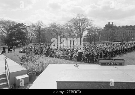 First Lady Jacqueline Kennedyu0027s (JBK) Musikprogramm für Jugendliche, 2:35pm. Blick auf das Publikum auf dem South Lawn des Weißen Hauses während der dritten in First Lady Jacqueline Kennedyu0027s Reihe von musikalischen Programmen für die Jugend von Jugend versammelt. Zu den abgebildeten gehören: Mrs. Kennedy; Lynda Bird Johnson; und Komponisten, Robert Washburn und Stanley Silverman. Washington, D.C. Stockfoto