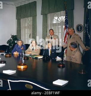 Treffen mit den Joint Chiefs of Staff (JCS), 11:55am Uhr. Präsident John F. Kennedy trifft sich mit den Generalstabschefs. L-R: Stellvertretender Stabschef der United States Air Force, General Curtis E. LeMay; Vorsitzender der Joint Chiefs of Staff, General Lyman L. Lemnitzer; Präsident Kennedy; Stabschef der United States Army, General George H. Decker; Stabschef der United States Navy, Admiral Arleigh A. Burke; Kommandant des United States Marine Corps, General David M. Shoup (sitzend). Cabinet Room, White House, Washington, D.C. Stockfoto