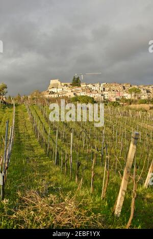 Panoramablick auf die Altstadt von Guardia Sanframondi in der Provinz Benevento, Italien. Stockfoto