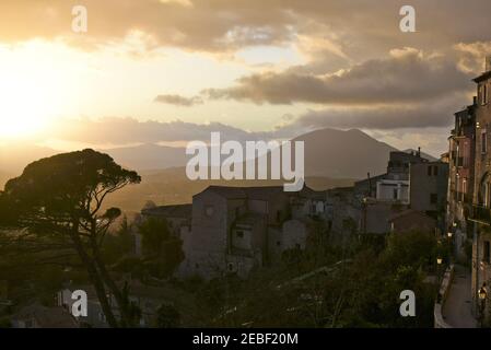 Panoramablick auf die Altstadt von Guardia Sanframondi in der Provinz Benevento, Italien. Stockfoto