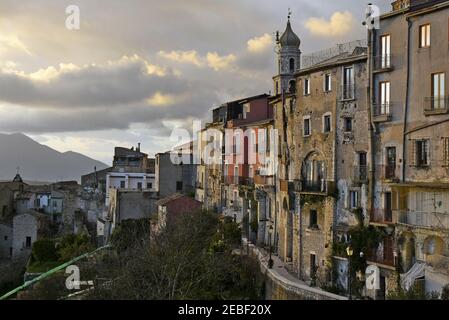 Panoramablick auf die Altstadt von Guardia Sanframondi in der Provinz Benevento, Italien. Stockfoto