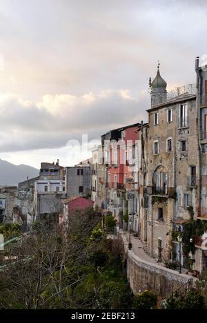 Panoramablick auf die Altstadt von Guardia Sanframondi in der Provinz Benevento, Italien. Stockfoto