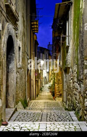 Eine schmale Straße zwischen den alten Häusern von Guardia Sanframondi, einem mittelalterlichen Dorf in der Provinz Benevento, Italien. Stockfoto