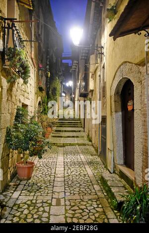 Eine schmale Straße zwischen den alten Häusern von Guardia Sanframondi, einem mittelalterlichen Dorf in der Provinz Benevento, Italien. Stockfoto