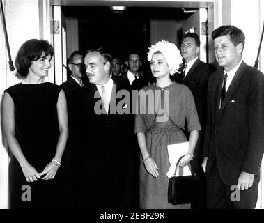 Mittagessen zu Ehren von Fürst Rainier III. Und Prinzessin Grace von Monaco, 1:00pm Uhr. Abreise der Gäste nach einem Mittagessen zu Ehren von Prinz Ranier III. Und Prinzessin Grace von Monaco (Schauspielerin Grace Kelly). L-R: First Lady Jacqueline Kennedy; Prince Ranier; Princess Grace; President John F. Kennedy. Im Eingang stehen: White House Secret Service Agenten gewinnen Lawson (Mitte) und Bill Payne (rechts). Eingang im Westflügel, weißes Haus, Washington, D.C. Stockfoto