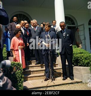 Begrüßungszeremonie nach der Rückkehr von Vizepräsident Lyndon B. Johnson (LBJ) aus dem Fernen Osten, 11:15am Uhr. Begrüßungszeremonie nach der Rückkehr von Vizepräsident Lyndon B. Johnson und Lady Bird Johnson von ihrer Reise nach Südostasien, bei der sie Vietnam, Laos, Indien, Formosa (Taiwan) und die Philippinen besuchten. Frau Johnson, Präsident John F. Kennedy und Vizepräsident Johnson stehen vorne. Andere, L-R: Stellvertretender Staatssekretär für öffentliche Angelegenheiten, Carl T. Rowan; Sprecher des Repräsentantenhauses, Sam Rayburn aus Texas (teilweise versteckt); Senator J. W. Fulbright (Arkan Stockfoto