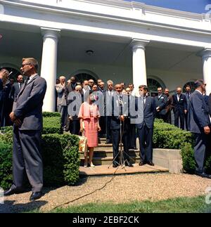 Begrüßungszeremonie nach der Rückkehr von Vizepräsident Lyndon B. Johnson (LBJ) aus dem Fernen Osten, 11:15am Uhr. Begrüßungszeremonie nach der Rückkehr von Vizepräsident Lyndon B. Johnson und Lady Bird Johnson von ihrer Reise nach Südostasien, bei der sie Vietnam, Laos, Indien, Formosa (Taiwan) und die Philippinen besuchten. Vice President Johnson spricht in Mikrofone; Geheimagenten stehen zur Seite. Auch im Bild: Präsident John F. Kennedy; Frau Johnson; Chef des Protokolls, Angier Biddle Duke; stellvertretender Staatssekretär für öffentliche Angelegenheiten, Carl T. Rowan; Sprecher des Repräsentantenhauses Stockfoto