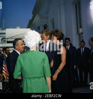 Mittagessen zu Ehren von Fürst Rainier III. Und Prinzessin Grace von Monaco, 1:00pm Uhr. Präsident John F. Kennedy und First Lady Jacqueline Kennedy verabschiedeten Prinz Ranier III. Und Prinzessin Grace von Monaco (Schauspielerin Grace Kelly) nach einem Mittagessen zu ihren Ehren. George Herman, Korrespondent des White House für Columbia Broadcasting System (CBS), steht ganz links im Hintergrund. Eingang im Westflügel, weißes Haus, Washington, D.C. Stockfoto