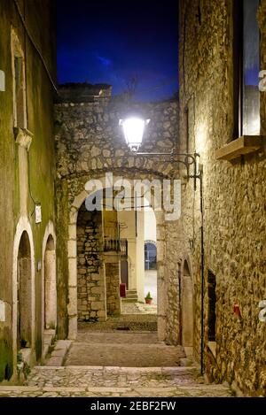 Eine schmale Straße zwischen den alten Häusern von Guardia Sanframondi, einem mittelalterlichen Dorf in der Provinz Benevento, Italien. Stockfoto