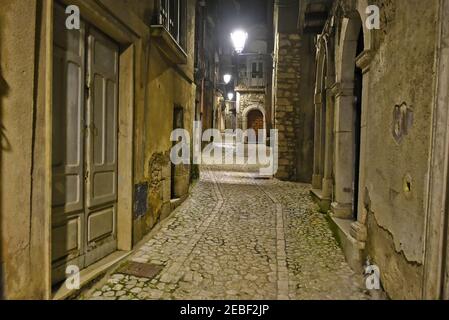 Eine schmale Straße zwischen den alten Häusern von Guardia Sanframondi, einem mittelalterlichen Dorf in der Provinz Benevento, Italien. Stockfoto