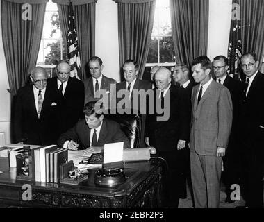 Bill Signing u2013 S. 912 Öffentliches Recht 87-36, Kreis-und Bezirksrichter Ernennung Gesetz, 12:45pm. Präsident John F. Kennedy unterzeichnet öffentliches Recht 87-36, Kreis u0026 District Judges Appointment Act. Blick auf, L-R: Kongressabgeordneter Emanuel Celler (New York); Senator James O. Eastland (Mississippi); Senator Olin Johnston (South Carolina); Senator Hubert H. Humphrey (Minnesota); Sprecher des Repräsentantenhauses, Sam Rayburn (Texas); nicht identifiziert; Generalstaatsanwalt Robert F. Kennedy; nicht identifiziert; Stellvertretender Generalstaatsanwalt, Byron White. Auch im Programm Presidentu2019s enthalten: Assistant Depu Stockfoto