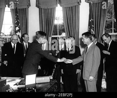 Bill Signing u2013 S. 912 Öffentliches Recht 87-36, Kreis-und Bezirksrichter Ernennung Gesetz, 12:45pm. Präsident John F. Kennedy Hände Stift, um Generalstaatsanwalt Robert F. Kennedy nach der Unterzeichnung des öffentlichen Rechts 87-36, Kreis u0026 District Judges Appointment Act. Andere, L-R: Kongressabgeordneter Emanuel Celler (New York); Senator James O. Eastland (Mississippi); Senator Olin Johnston (South Carolina); nicht identifiziert; Sprecher des Repräsentantenhauses, Sam Rayburn (Texas); stellvertretender Generalstaatsanwalt, Byron White (ganz rechts). Ebenfalls im Programm Presidentu2019s enthalten: Stellvertretender Generalstaatsanwalt, Josep Stockfoto
