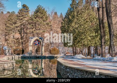 Winter- oder Frühlingslandschaft. Schöner Nationalpark Kislowodsk, Russland. Mirror Pond und Glass Jet Pavilion. Stockfoto
