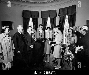 Verleihung der Scholastic Achievement Awards durch Recording for the Blind, Inc. Von President Kennedy, 12:05pm Uhr. Verleihung der Scholastic Achievement Awards an drei Studenten, die im Juni 1961 ihren Abschluss gemacht haben, verliehen von Recording for the Blind, Inc. Und überreicht von Präsident John F. Kennedy. L-R: Nicht identifiziert; Senator Kenneth B. Keating (New York); Preisträger, Daniel R. Webber; Präsident John F. Kennedy; Preisträger, Cheryl Lynn Martin; Cherylu2019s Mutter, Frau James Martin; Preisträgerin, Helen Vivian Aareskjold; mehrere nicht identifiziert. Auch im Zeitplan Presidentu2019s enthalten: P Stockfoto