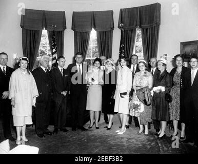 Verleihung der Scholastic Achievement Awards durch Recording for the Blind, Inc. Von President Kennedy, 12:05pm Uhr. Verleihung der Scholastic Achievement Awards an drei Studenten, die im Juni 1961 ihren Abschluss gemacht haben, verliehen von Recording for the Blind, Inc. Und überreicht von Präsident John F. Kennedy. L-R: Zwei nicht identifizierte; Senator Kenneth B. Keating (New York); Preisträger, Daniel R. Webber; Präsident John F. Kennedy; Preisträger, Cheryl Lynn Martin; Cherylu0027s Mutter, Frau James Martin; Preisträgerin, Helen Vivian Aareskjold; mehrere nicht identifizierte. Auch im Schedul Presidentu2019s enthalten Stockfoto