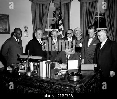 Treffen mit den Kongressabgeordneten von Pennsylvania, 5:59PM Uhr. Treffen mit Mitgliedern des Kongresses aus Pennsylvania. Präsident John F. Kennedy sitzt am Schreibtisch. Blick auf, L-R: Kongressabgeordneter Robert N. C. Nix; Kongressabgeordneter James A. Byrne; Kongressabgeordneter William J. Green, Jr.; Kongressabgeordneter Herman toll; Kongressabgeordneter Kathryn E. Granahan; Senator Joseph S. Clark; Kongressabgeordneter William A. Barrett. Oval Office, White House, Washington, D.C. Stockfoto