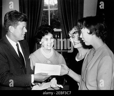 Verleihung der Scholastic Achievement Awards durch Recording for the Blind, Inc. Von President Kennedy, 12:05pm Uhr. Im Namen von Recording for the Blind, Inc. Überreicht Präsident John F. Kennedy Helen Vivian Aareskjold einen Scholastic Achievement Award. Preisträgerin Cheryl Lynn Martin und ihre Mutter, Frau James Martin, stehen zur Seite. Oval Office, White House, Washington, D.C. Stockfoto